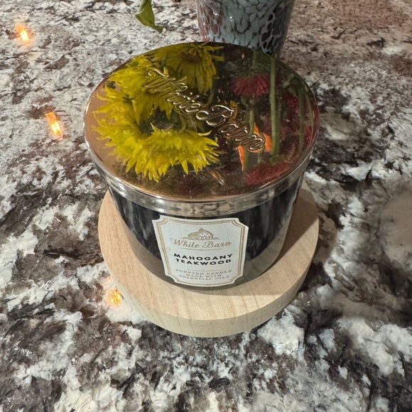 White Barn Mahogany Teakwood Candle - Picture 2 of 4